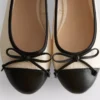 Flache Schuhe mit Zehenkappe