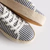 Flache Sneaker aus Canvas und Jute