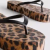 Flatform-Flip-Flops mit Leopardenmuster