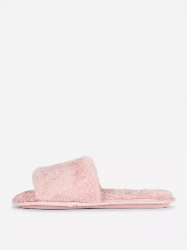 Flauschige Hausschuhe mit Querstreifen Flauschige Hausschuhe mit Querstreifen