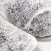 Flauschige Hausschuhe mit Querstreifen Flauschige Hausschuhe mit Querstreifen
