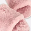 Flauschige Hausschuhe mit Querstreifen Flauschige Hausschuhe mit Querstreifen