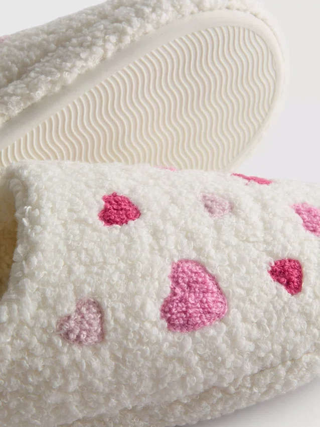 Fleece-Hausschuhe mit Herzmotiv Fleece-Hausschuhe mit Herzmotiv