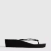 Flip-Flops mit Keilabsatz und Strasssteinen