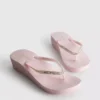 Flip-Flops mit Keilabsatz und Strasssteinen