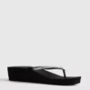 Flip-Flops mit Keilabsatz und Strasssteinen