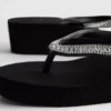 Flip-Flops mit Keilabsatz und Strasssteinen