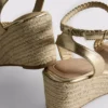 Geflochtene Keilabsatz-Sandalen