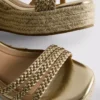 Geflochtene Keilabsatz-Sandalen