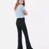 Gerippte Hose mit ausgestelltem Bein Gerippte Hose mit ausgestelltem Bein