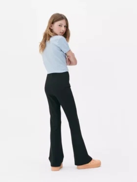 Gerippte Hose mit ausgestelltem Bein
