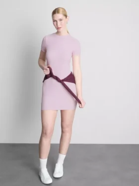 Geripptes, figurbetontes Mini-T-Shirt-Kleid