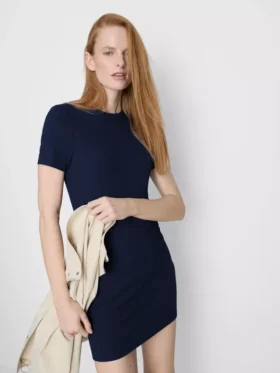 Geripptes, figurbetontes Mini-T-Shirt-Kleid