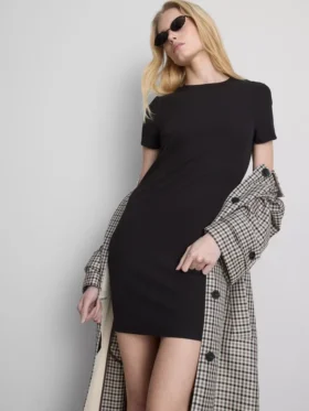 Geripptes, figurbetontes Mini-T-Shirt-Kleid