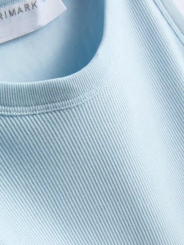 Geripptes Tanktop mit integriertem BH Geripptes Tanktop mit integriertem BH
