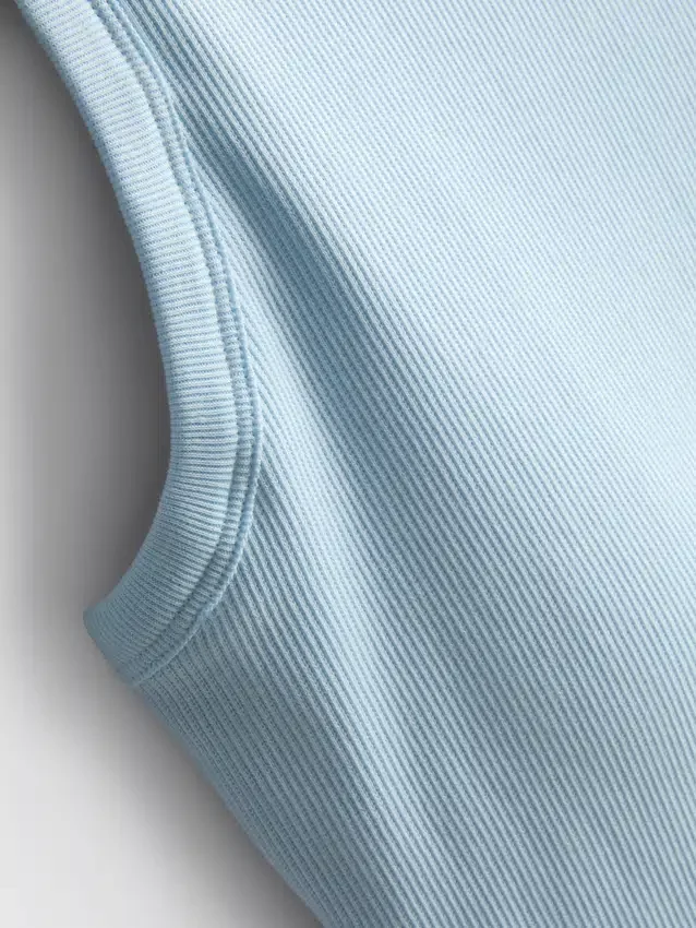 Geripptes Tanktop mit integriertem BH Geripptes Tanktop mit integriertem BH