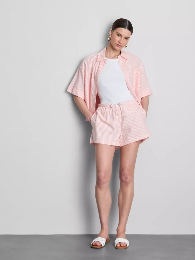 Gestreifte Oxford-Shorts mit hoher Taille Gestreifte Oxford-Shorts mit hoher Taille