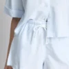 Gestreifte Oxford-Shorts mit hoher Taille Gestreifte Oxford-Shorts mit hoher Taille