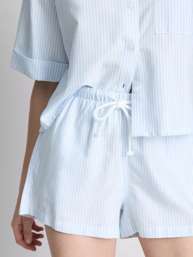Gestreifte Oxford-Shorts mit hoher Taille Gestreifte Oxford-Shorts mit hoher Taille