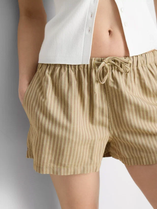 Gestreifte Oxford-Shorts mit hoher Taille Gestreifte Oxford-Shorts mit hoher Taille