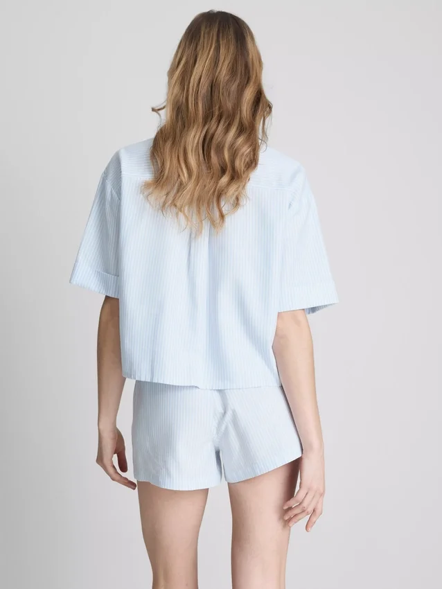 Gestreifte Oxford-Shorts mit hoher Taille Gestreifte Oxford-Shorts mit hoher Taille