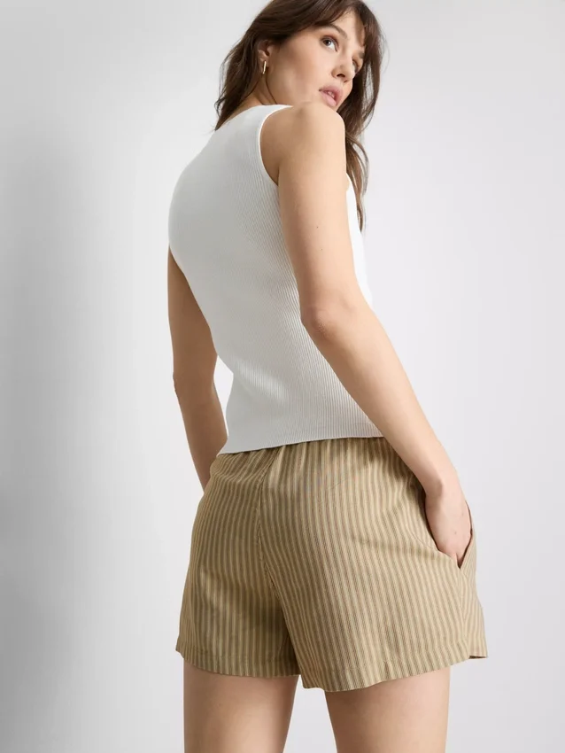 Gestreifte Oxford-Shorts mit hoher Taille Gestreifte Oxford-Shorts mit hoher Taille