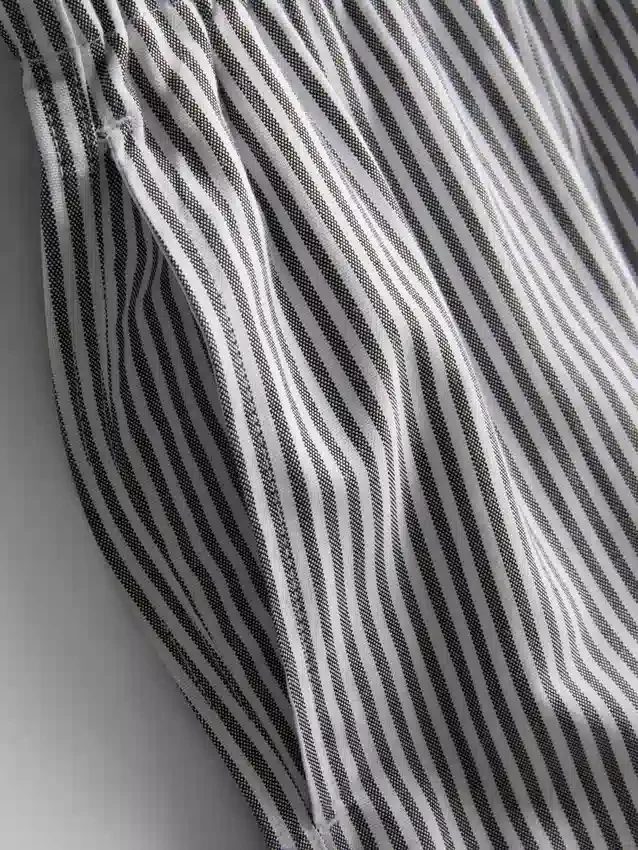 Gestreifte Oxford-Shorts mit hoher Taille Gestreifte Oxford-Shorts mit hoher Taille