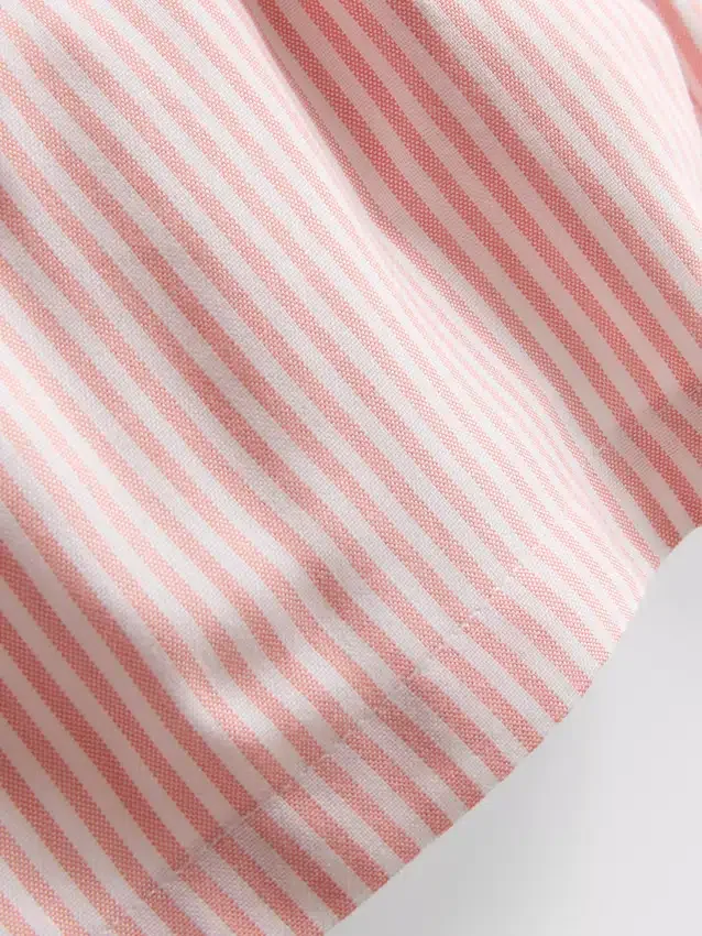 Gestreifte Oxford-Shorts mit hoher Taille Gestreifte Oxford-Shorts mit hoher Taille