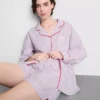 Gestreifte Schlafanzug-Shorts aus Baumwolle im „Room Service“-Stil Gestreifte Schlafanzug-Shorts aus Baumwolle im „Room Service“-Stil