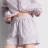 Gestreifte Schlafanzug-Shorts aus Baumwolle im „Room Service“-Stil Gestreifte Schlafanzug-Shorts aus Baumwolle im „Room Service“-Stil