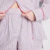 Gestreifte Schlafanzug-Shorts aus Baumwolle im „Room Service“-Stil Gestreifte Schlafanzug-Shorts aus Baumwolle im „Room Service“-Stil