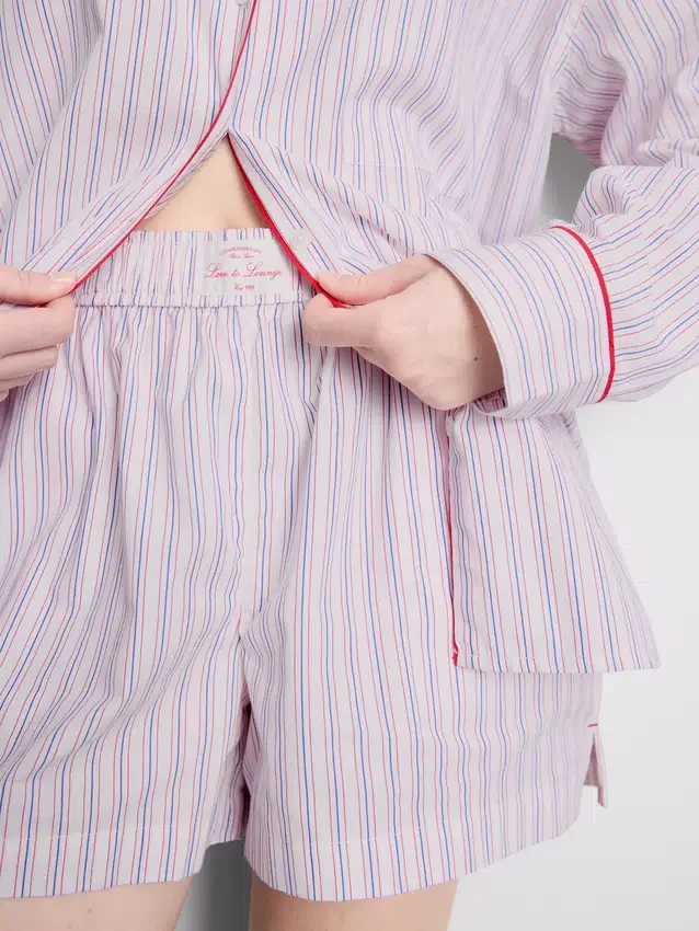 Gestreifte Schlafanzug-Shorts aus Baumwolle im „Room Service“-Stil Gestreifte Schlafanzug-Shorts aus Baumwolle im „Room Service“-Stil