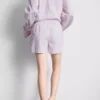 Gestreifte Schlafanzug-Shorts aus Baumwolle im „Room Service“-Stil Gestreifte Schlafanzug-Shorts aus Baumwolle im „Room Service“-Stil