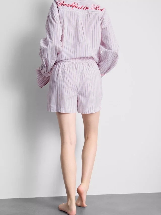 Gestreifte Schlafanzug-Shorts aus Baumwolle im „Room Service“-Stil Gestreifte Schlafanzug-Shorts aus Baumwolle im „Room Service“-Stil
