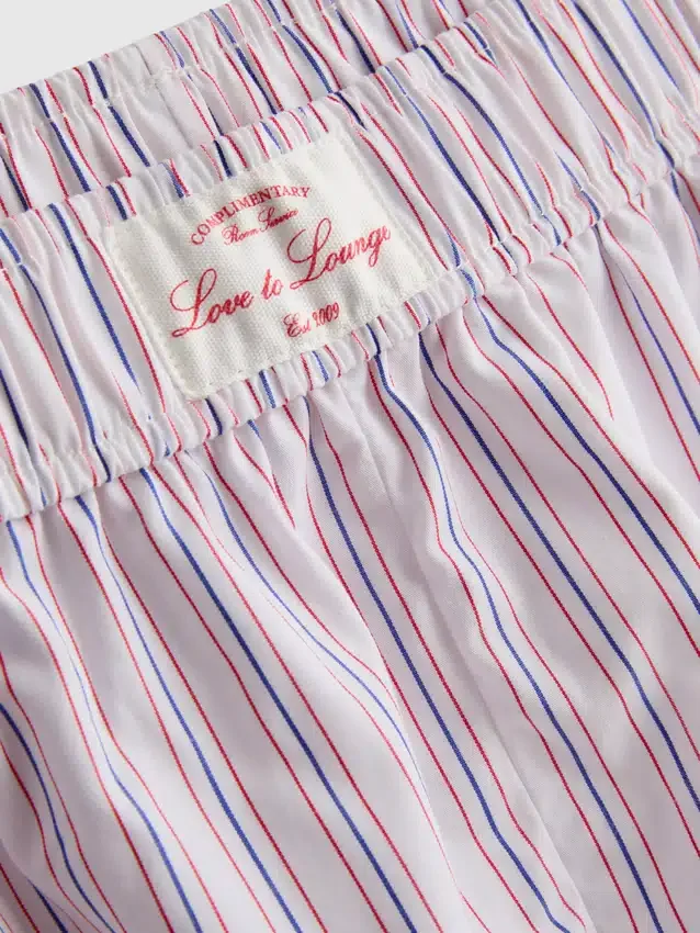 Gestreifte Schlafanzug-Shorts aus Baumwolle im „Room Service“-Stil Gestreifte Schlafanzug-Shorts aus Baumwolle im „Room Service“-Stil