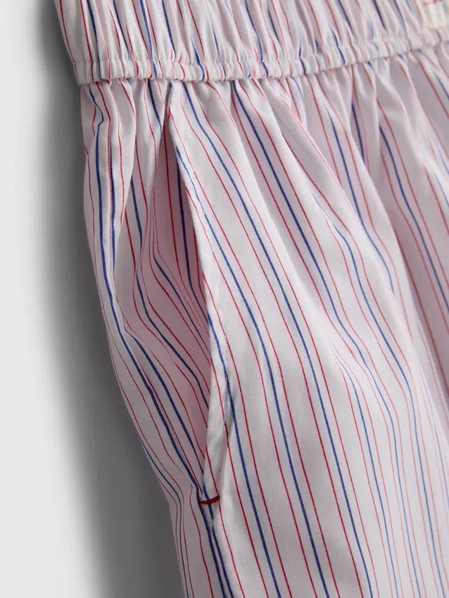 Gestreifte Schlafanzug-Shorts aus Baumwolle im „Room Service“-Stil Gestreifte Schlafanzug-Shorts aus Baumwolle im „Room Service“-Stil