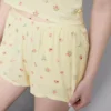 Gestreifte Schlafanzugshorts mit Blumenmuster Gestreifte Schlafanzugshorts mit Blumenmuster