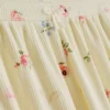 Gestreifte Schlafanzugshorts mit Blumenmuster Gestreifte Schlafanzugshorts mit Blumenmuster
