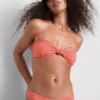 Gestreiftes Bandeau-Bikini-Oberteil mit Knotendetail Gestreiftes Bandeau-Bikini-Oberteil mit Knotendetail