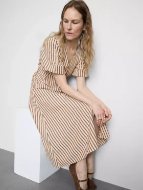 Gestreiftes Midikleid mit Puffärmeln