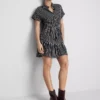 Gestreiftes Mini-Hemd-Kleid mit Stufenschnitt Gestreiftes Mini-Hemd-Kleid mit Stufenschnitt
