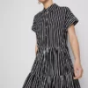 Gestreiftes Mini-Hemd-Kleid mit Stufenschnitt Gestreiftes Mini-Hemd-Kleid mit Stufenschnitt