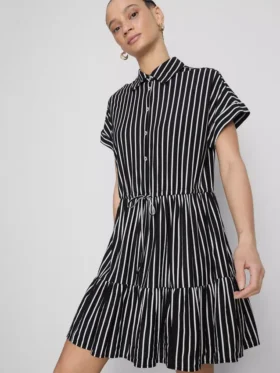 Gestreiftes Mini-Hemd-Kleid mit Stufenschnitt