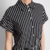 Gestreiftes Mini-Hemd-Kleid mit Stufenschnitt Gestreiftes Mini-Hemd-Kleid mit Stufenschnitt