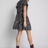 Gestreiftes Mini-Hemd-Kleid mit Stufenschnitt Gestreiftes Mini-Hemd-Kleid mit Stufenschnitt