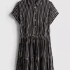 Gestreiftes Mini-Hemd-Kleid mit Stufenschnitt Gestreiftes Mini-Hemd-Kleid mit Stufenschnitt