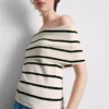 Gestrickter schulterfreier Pullover Gestrickter schulterfreier Pullover