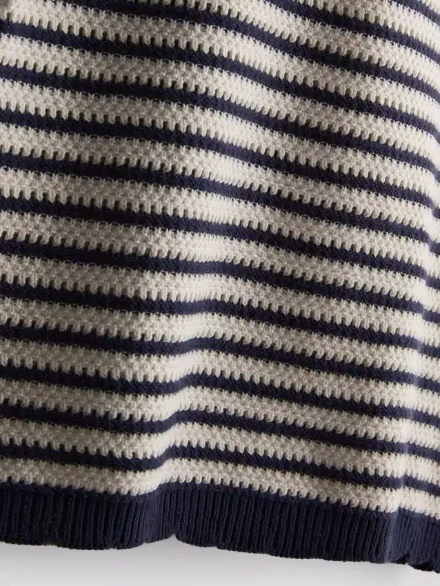Gestricktes gestreiftes Neckholder-Kleid Gestricktes gestreiftes Neckholder-Kleid