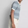 Gestricktes Polohemd mit strukturierten Streifen Gestricktes Polohemd mit strukturierten Streifen