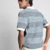 Gestricktes Polohemd mit strukturierten Streifen Gestricktes Polohemd mit strukturierten Streifen